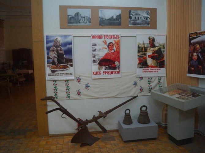 В Мелитополе оккупанты установили в музее экспонат «Укра» и показывают его школьникам 2